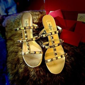 BEAUTIFUL GOLD VALENTINO HEELED SANDLE WITH SPIKES